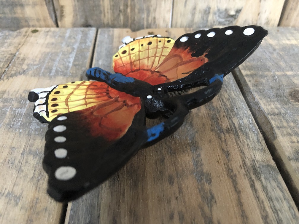 Fraaie gietijzeren vlinder in prachtige kleuren.