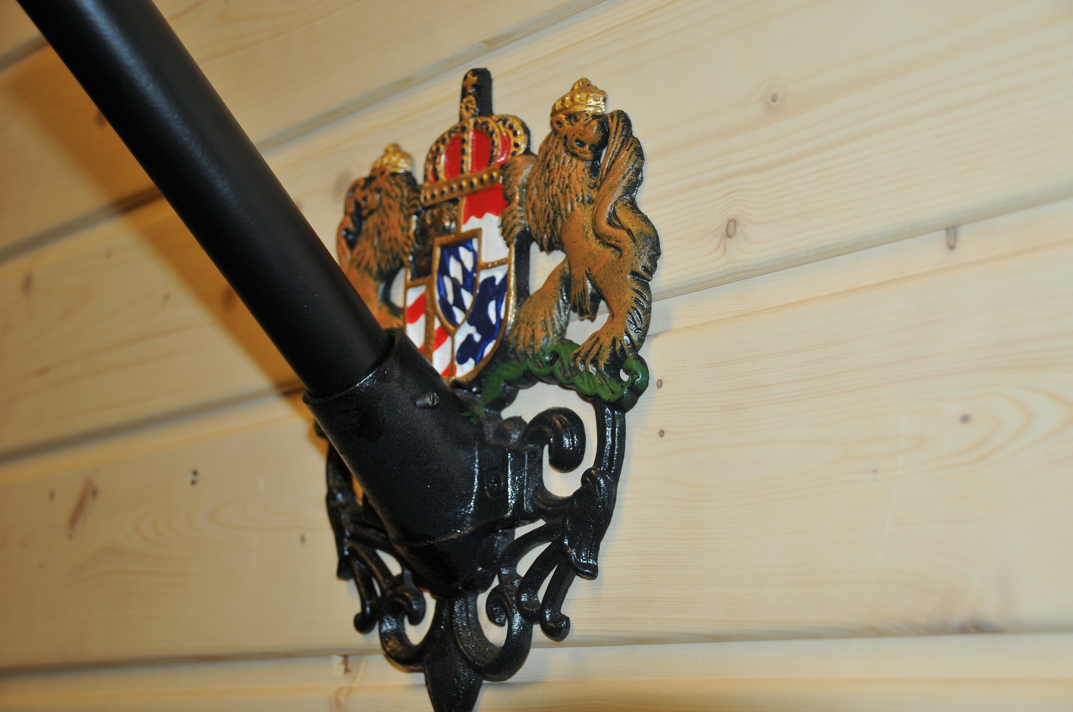 Vlaggenmasthouder, zwart met koninklijk logo, voor de muur, gietijzer, met poedercoating