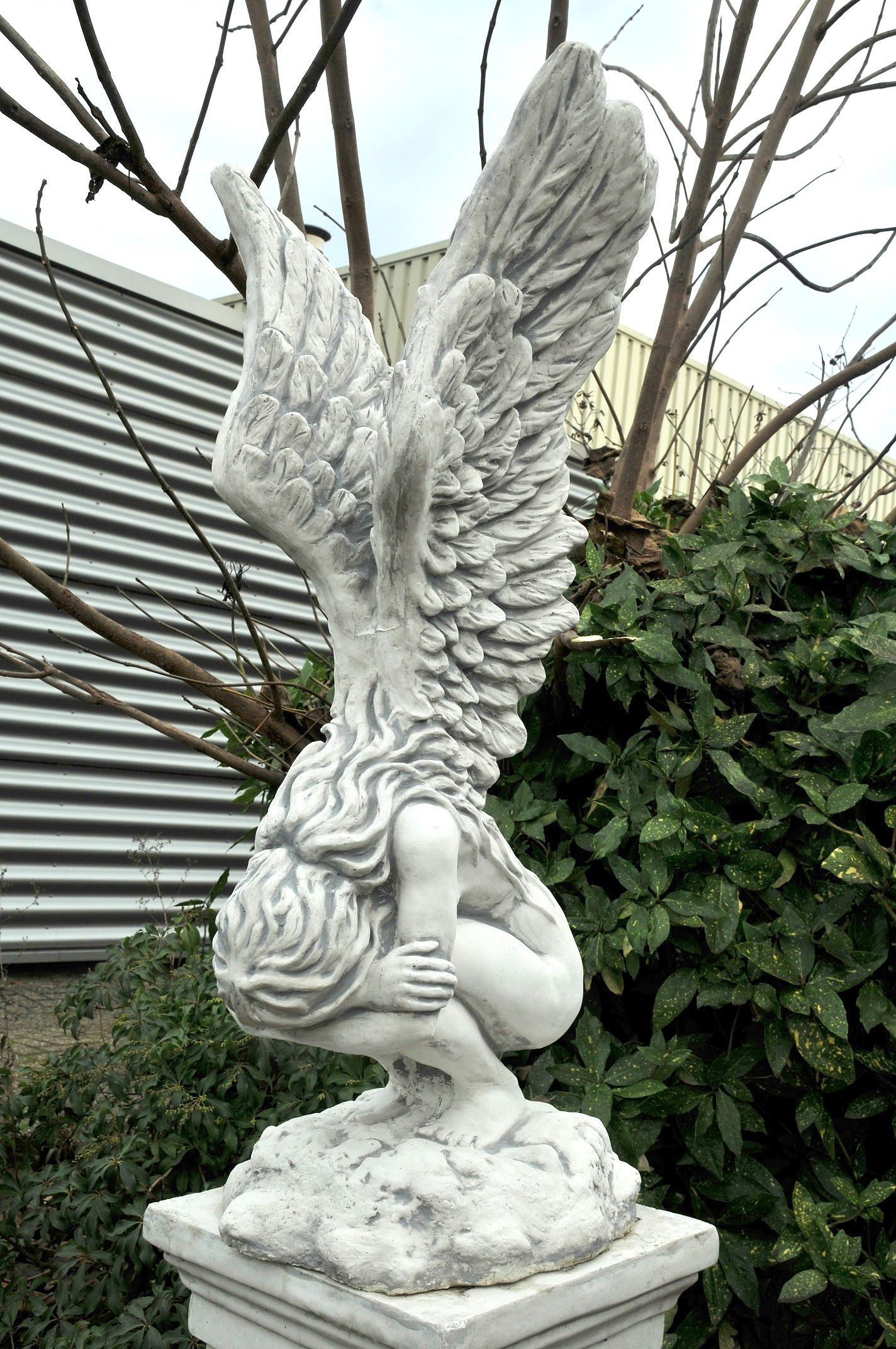 Staan voor Uitstralen Bevestiging Zeer forse knielende Engel met vleugels omhoog, mooi stenen beeld ! -  decohomeliving.com