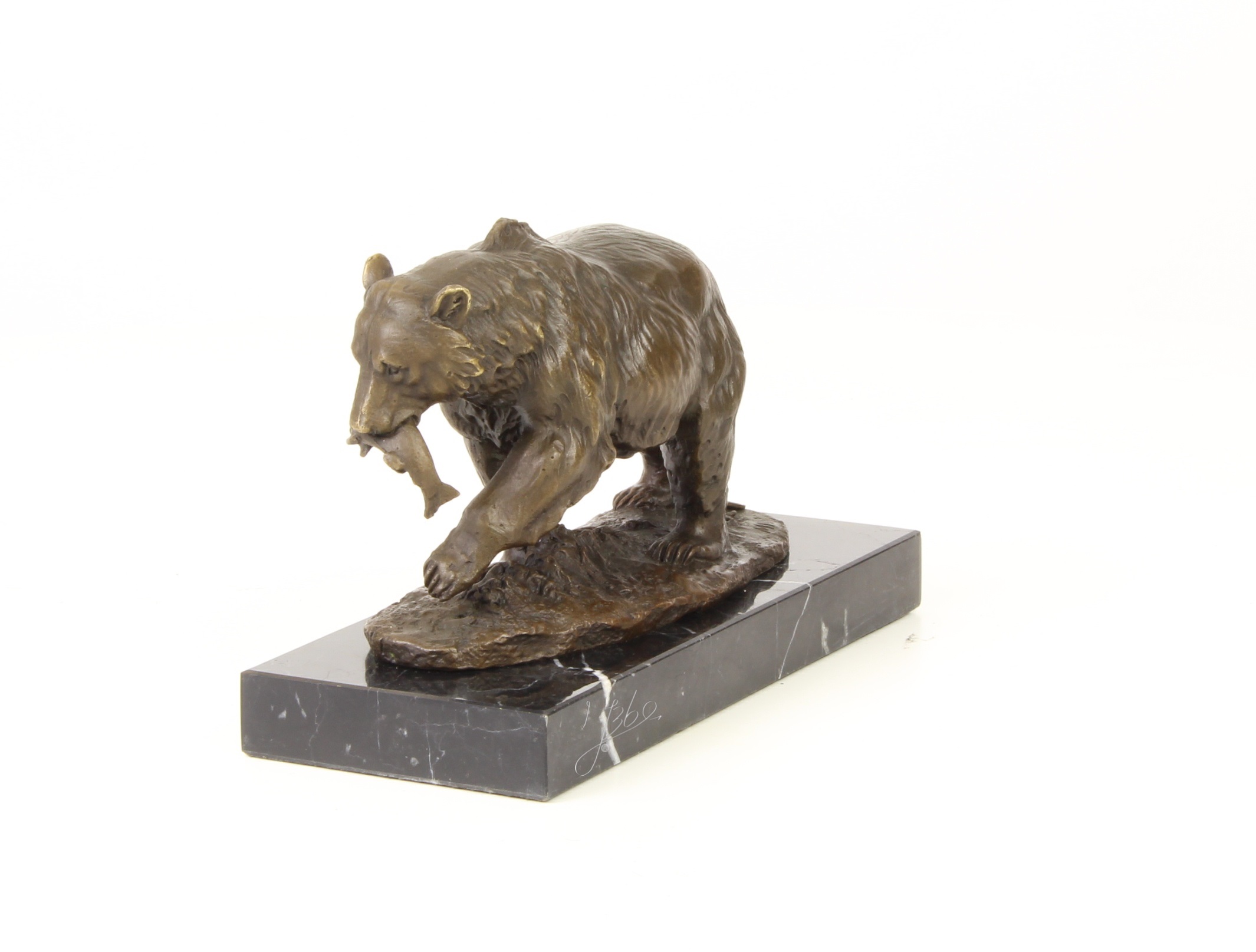 Een mooi bronzen beeld van een grizzly beer