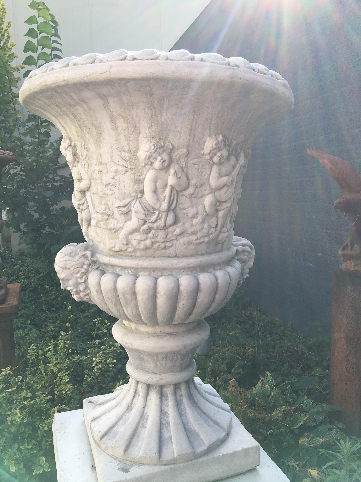 Sehr auffällige und schwere Blumentopfvase auf einem massiven Sockel aus Stein mit Engeln