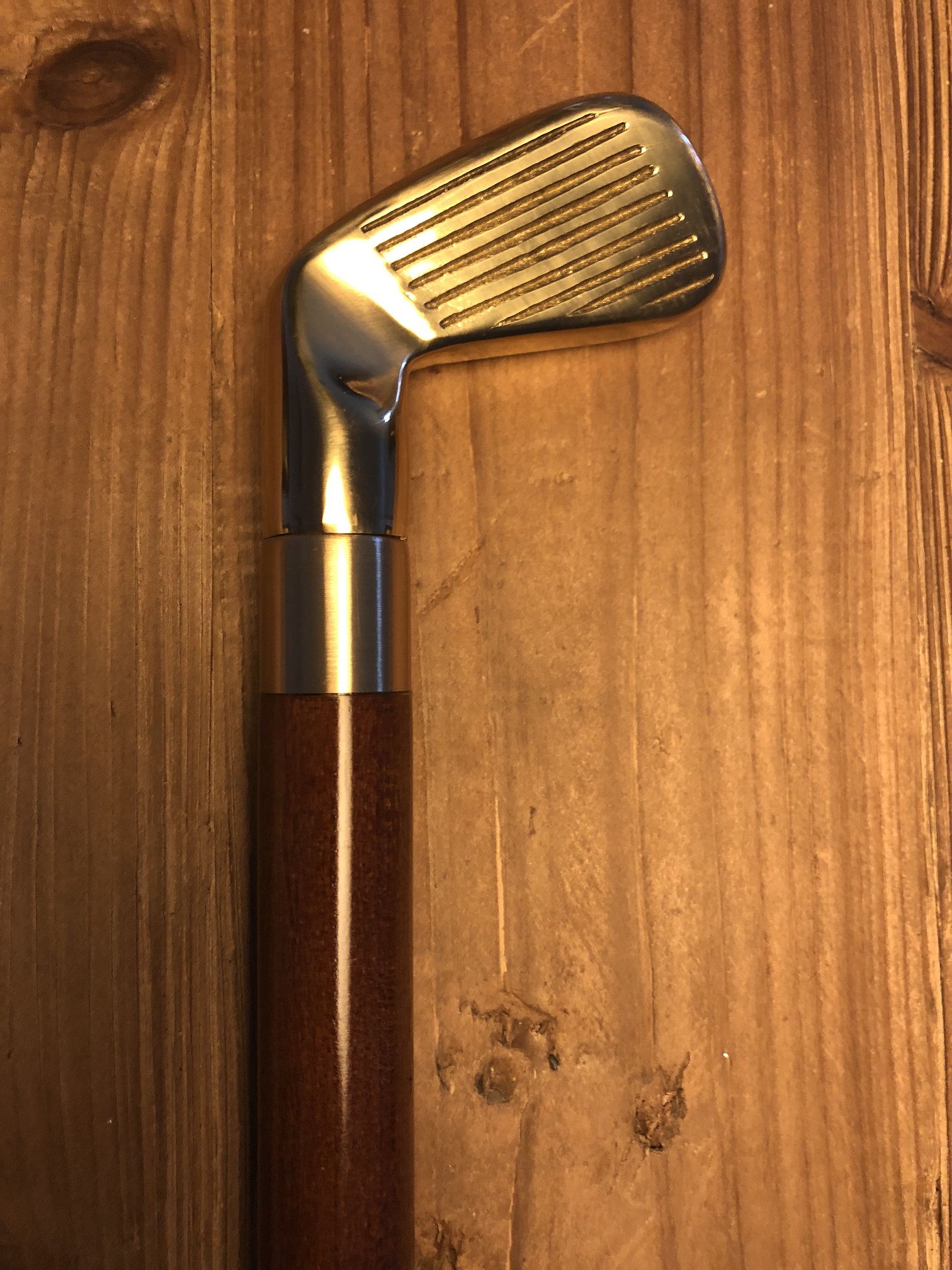 Wandelstok hout met golfclub messing, ijzer 3+borrelglas.