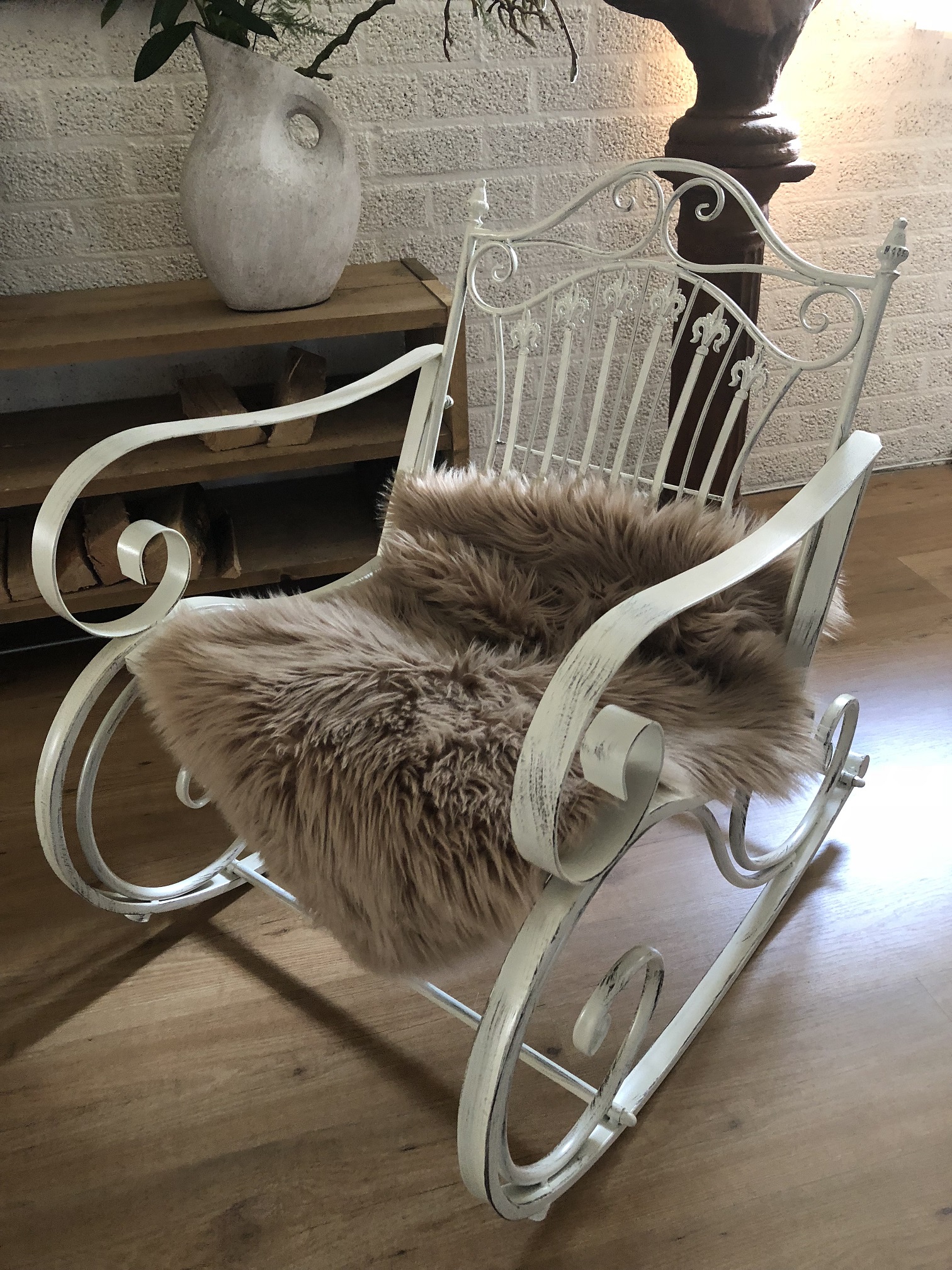 Prachtige pitoreske schommelstoel, smeedijzer, kleur oldwhite/rust.