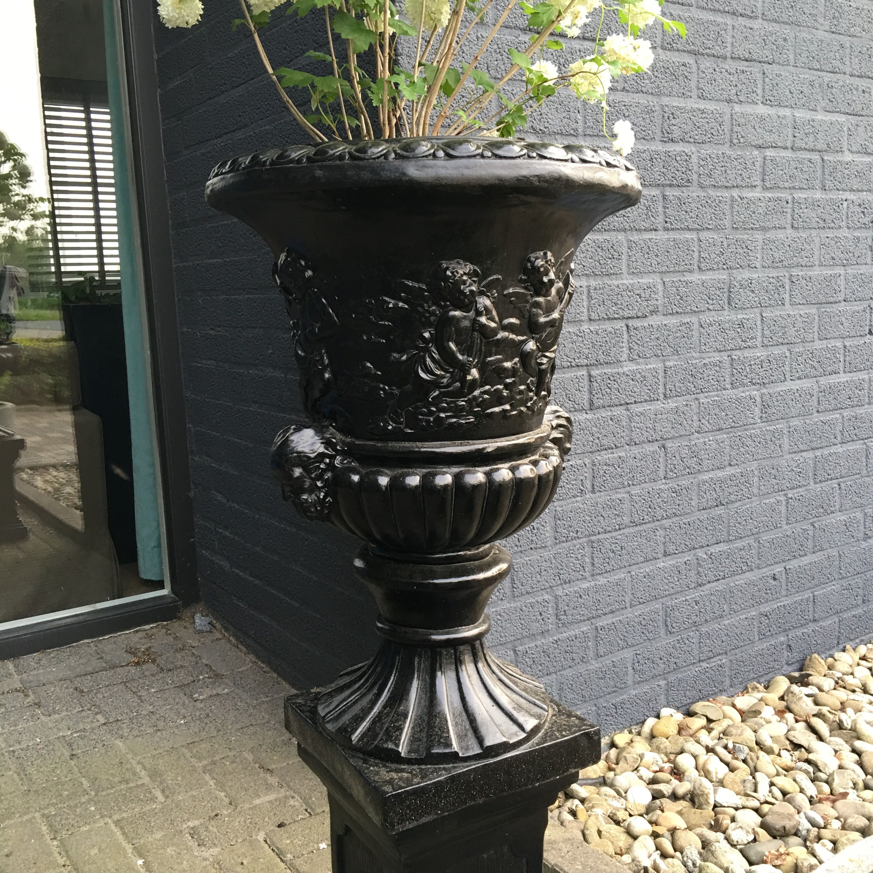 Prachtige bloempot-vaas uit vol steen + sokkel, zwart