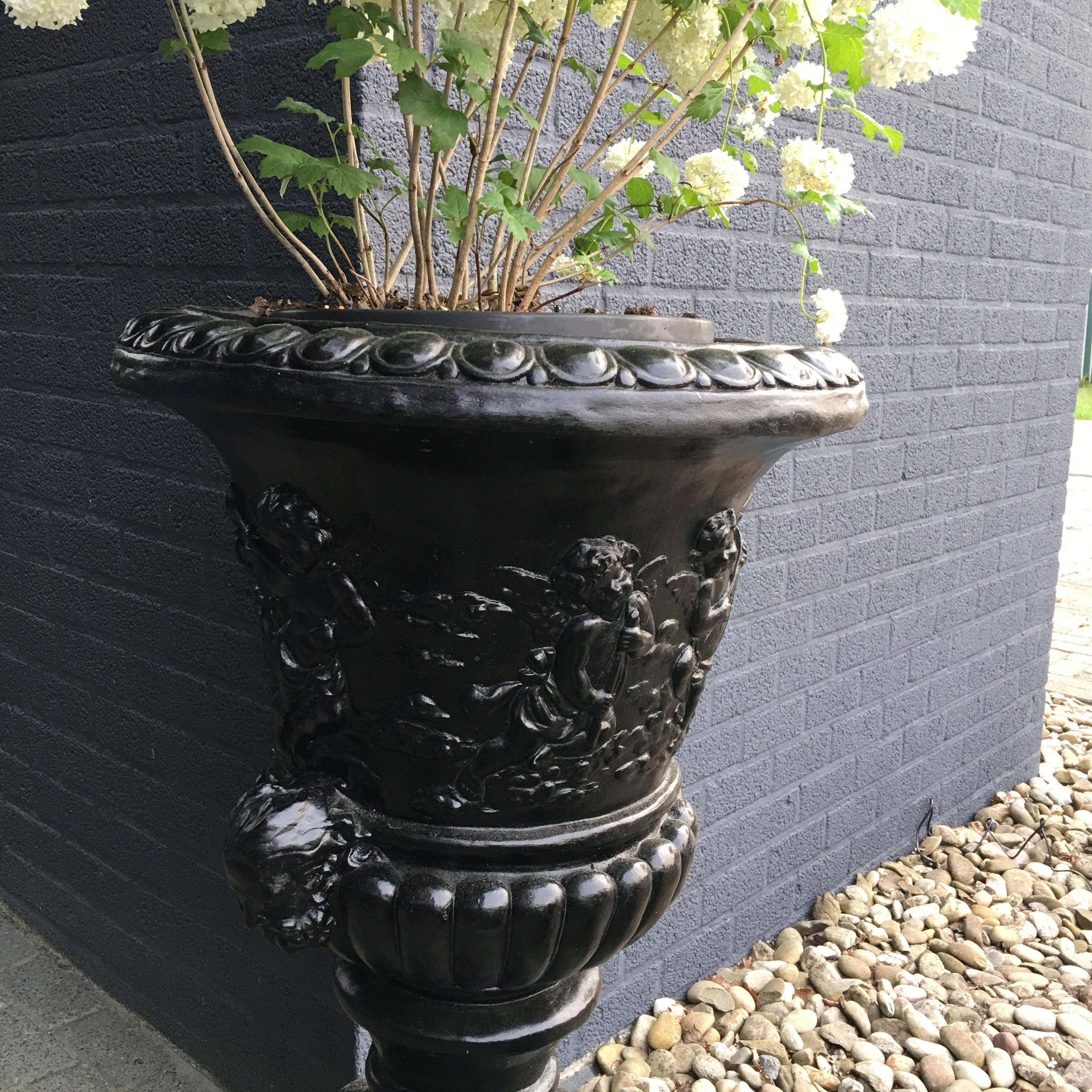 Prachtige bloempot-vaas uit vol steen + sokkel, zwart