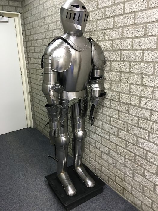 Origineel grote metalen ridder harnas outfit.