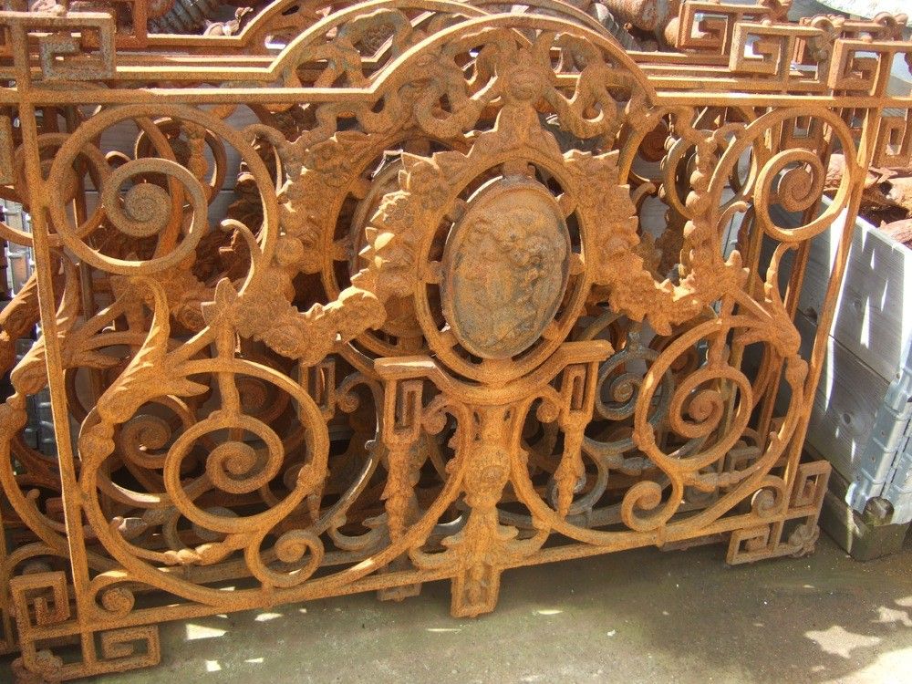Zaun für z.B. Balkon, Gusseisen Antiquität mit Medaillon, nür noch 2!