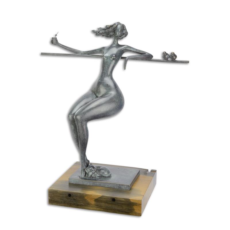 Eine Bronzeskulptur einer nackten Frau, die sich bei einem Getränk entspannt