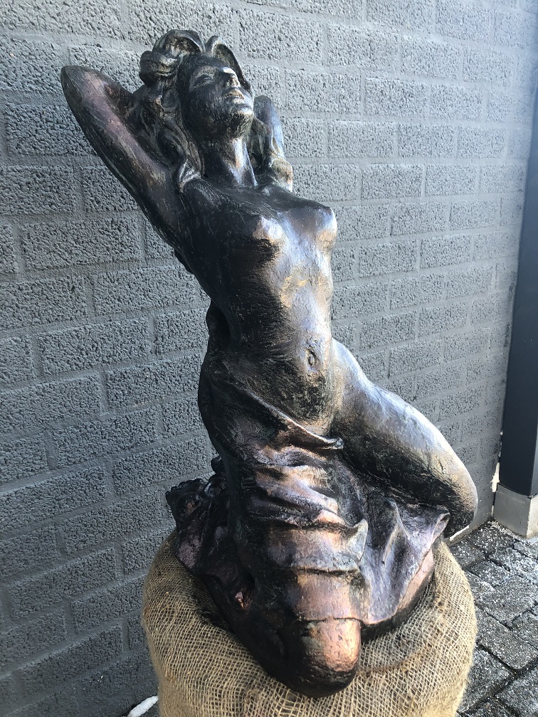 Eine schöne Statue einer nackten Frau ganz aus Gusseisen Bronze-Look Rest, schön im Detail!