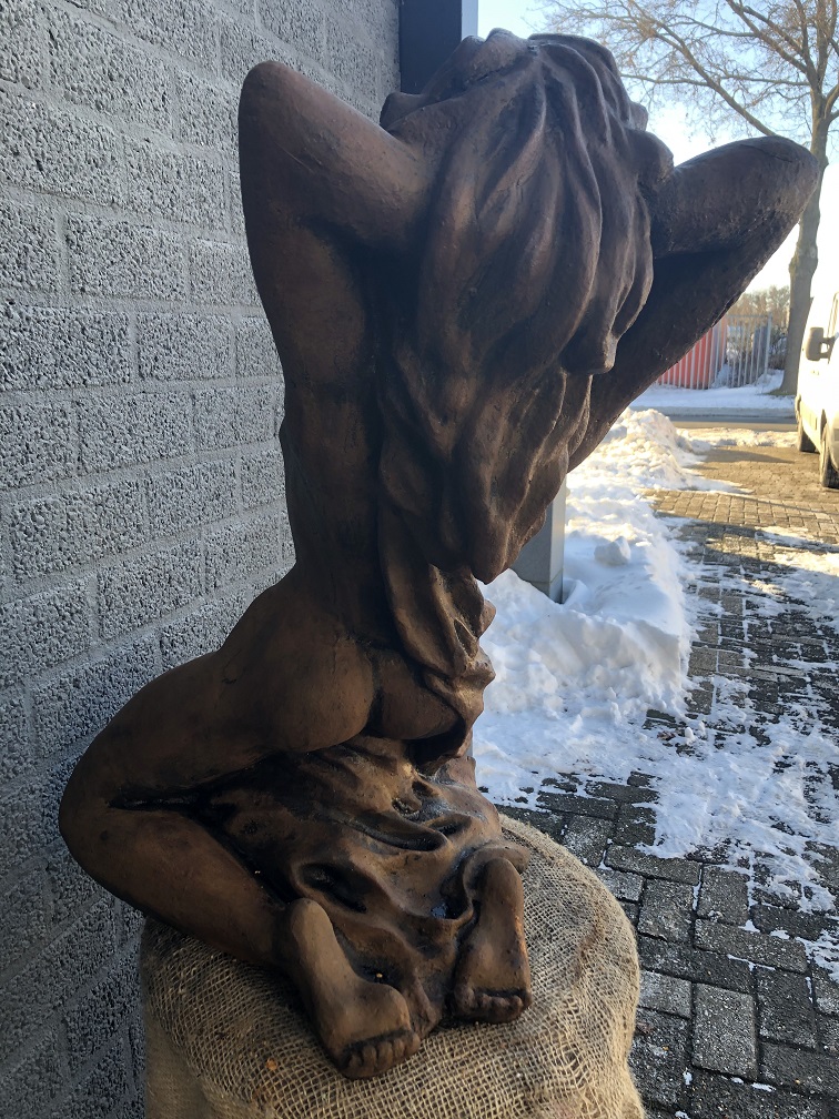 Eine schöne Statue einer unbedeckten Frau ganz aus Gusseisenoxid, schön im Detail!