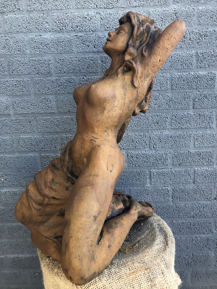 Eine schöne Statue einer unbedeckten Frau ganz aus Gusseisenoxid, schön im Detail!