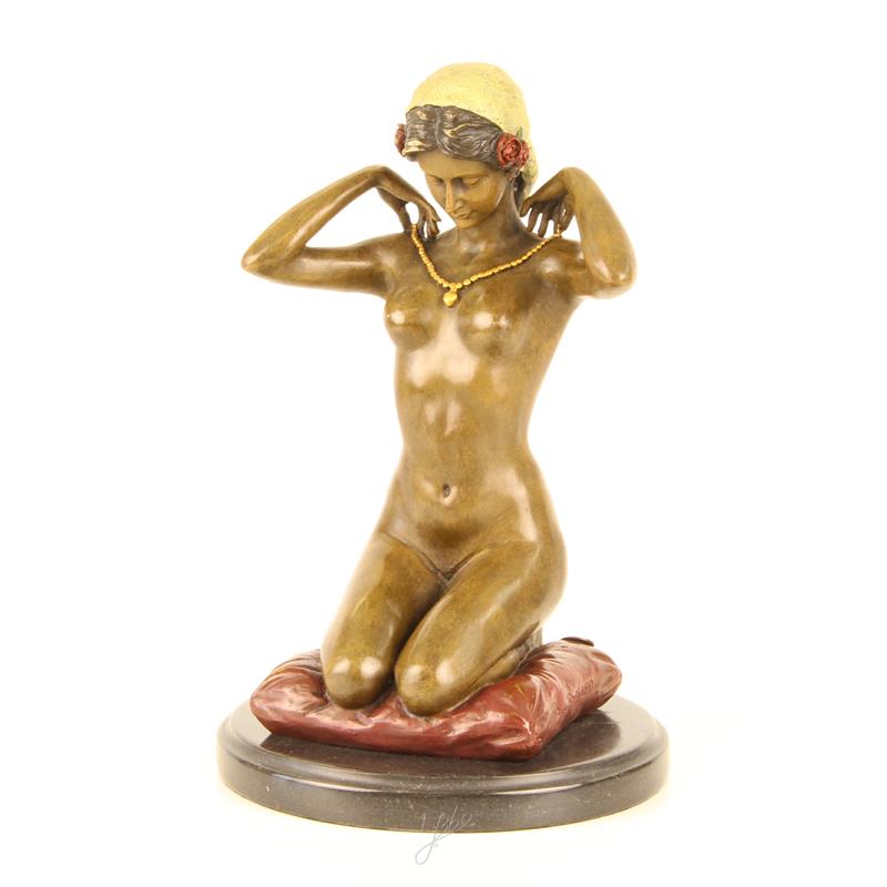 Bronzestatue/Skulptur eines Mädchens mit einer ''neuen'' Halskette
