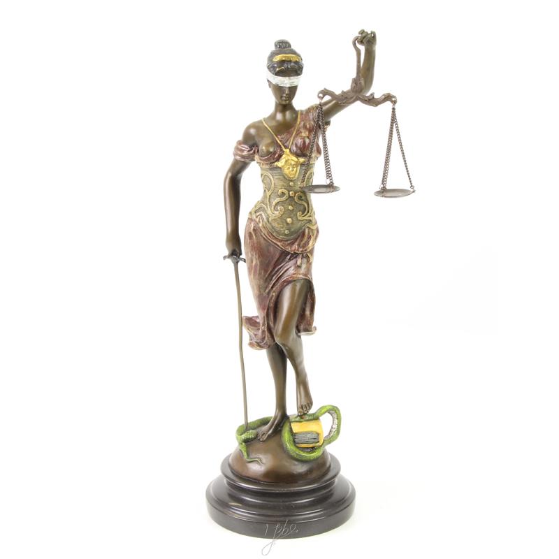 Eine Bronzestatue/Skulptur von Lady Justice
