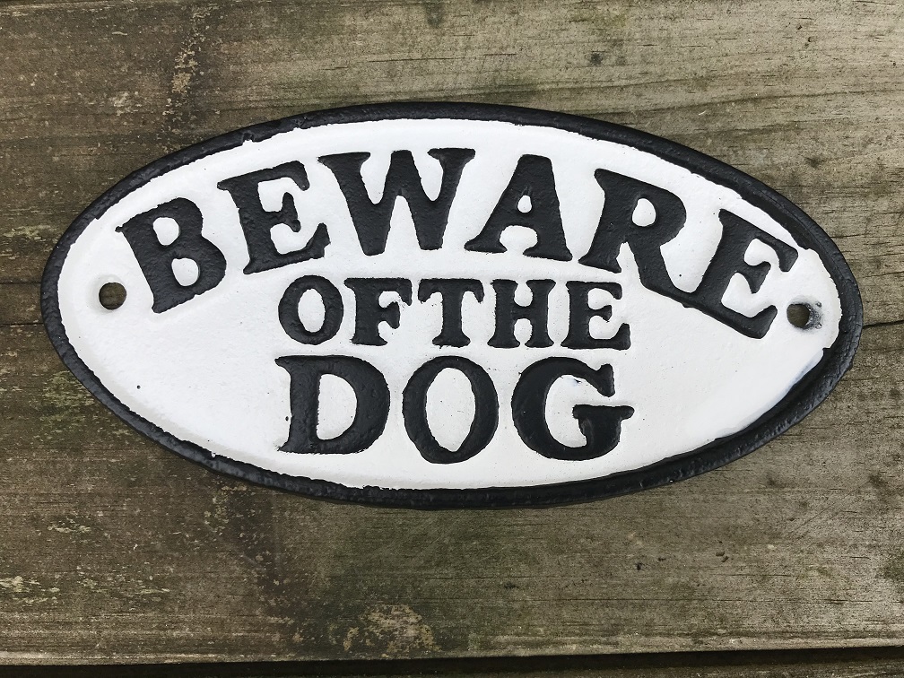 Een gietijzeren bordje met hierop de tekst: 'BEWARE OF THE DOG', mooie vette letters!