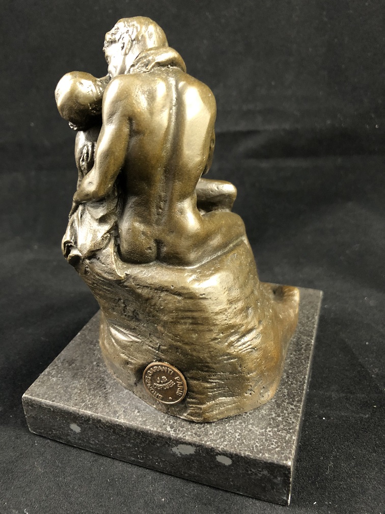 Een bronzen beeld van de kus, by Rodin.