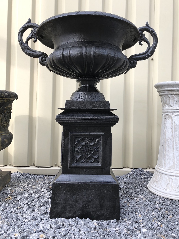 Gusseiserne Vase auf gusseiserner Säule, schwer und robust-schwarz.