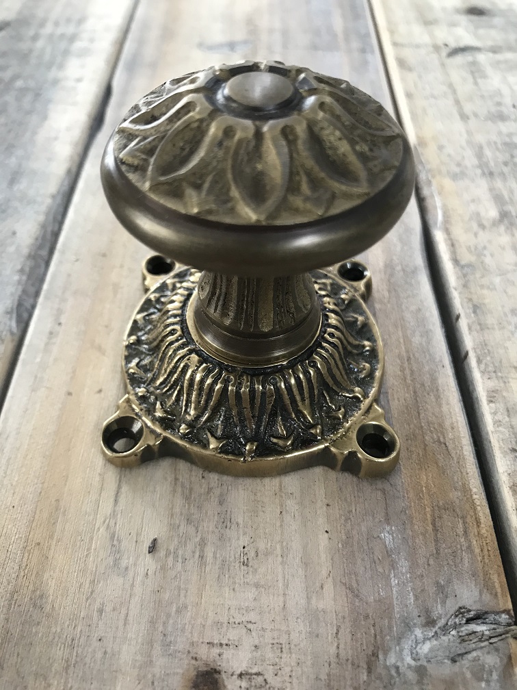 Smalle koperen knop, deurknop voor de deur antieke, met rozet, oprichter tijd, vast staande knop.