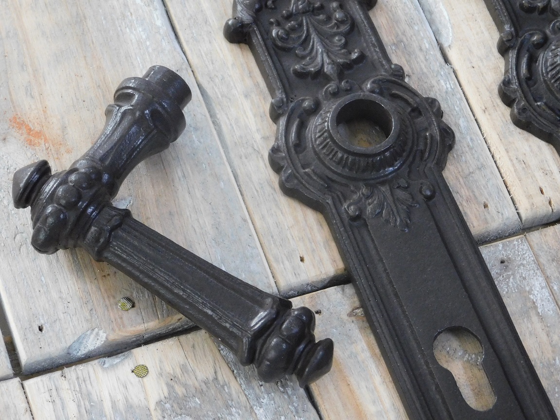 Set deurbeslag als antiek ijzer - klink, knop, wisselstift + 2 deurplaten - antiek ijzer