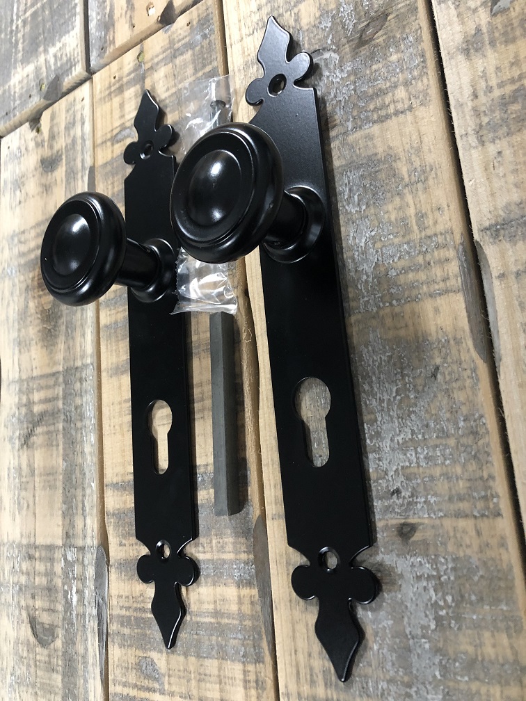 Set deurbeslag voor de voordeur, prachtig smeedijzer, zwart, bestaande uit 2 deurknoppen en 2 lange deurplaat, PZ 72 !