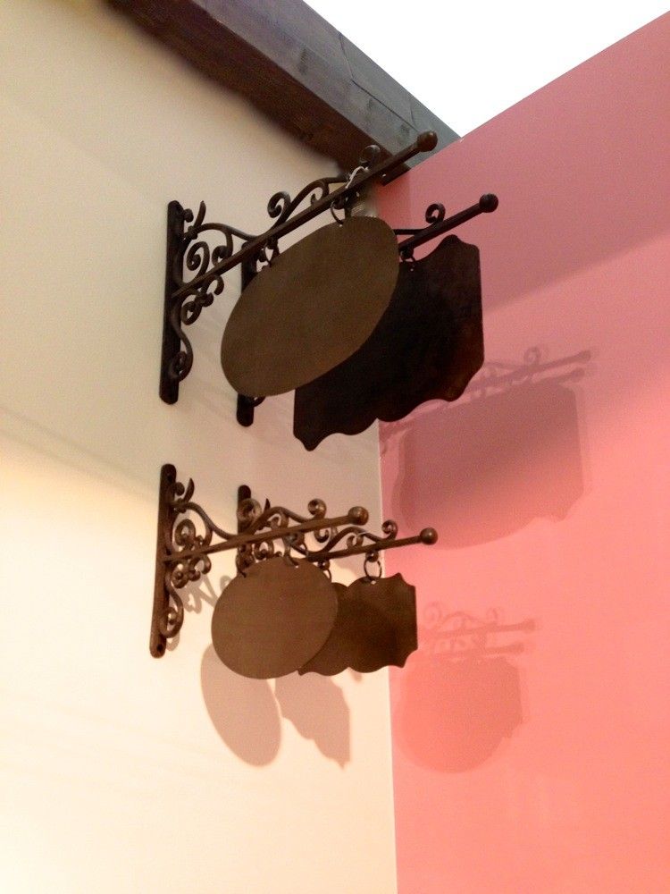Huis of winkel rechthoekig naambord, metalen uitvoering met zijarm
