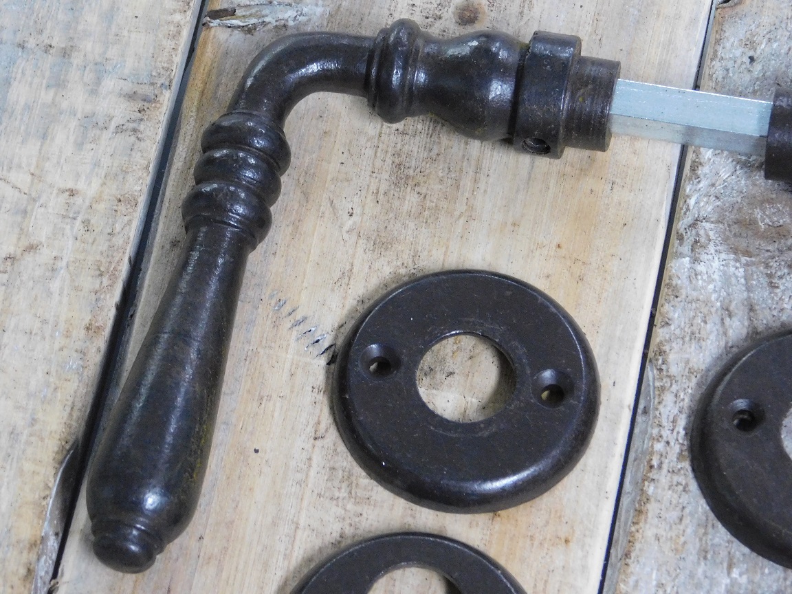 Drückergarnitur mit passenden Drücker- und Schlossrosetten - Eisen antik BRAUN