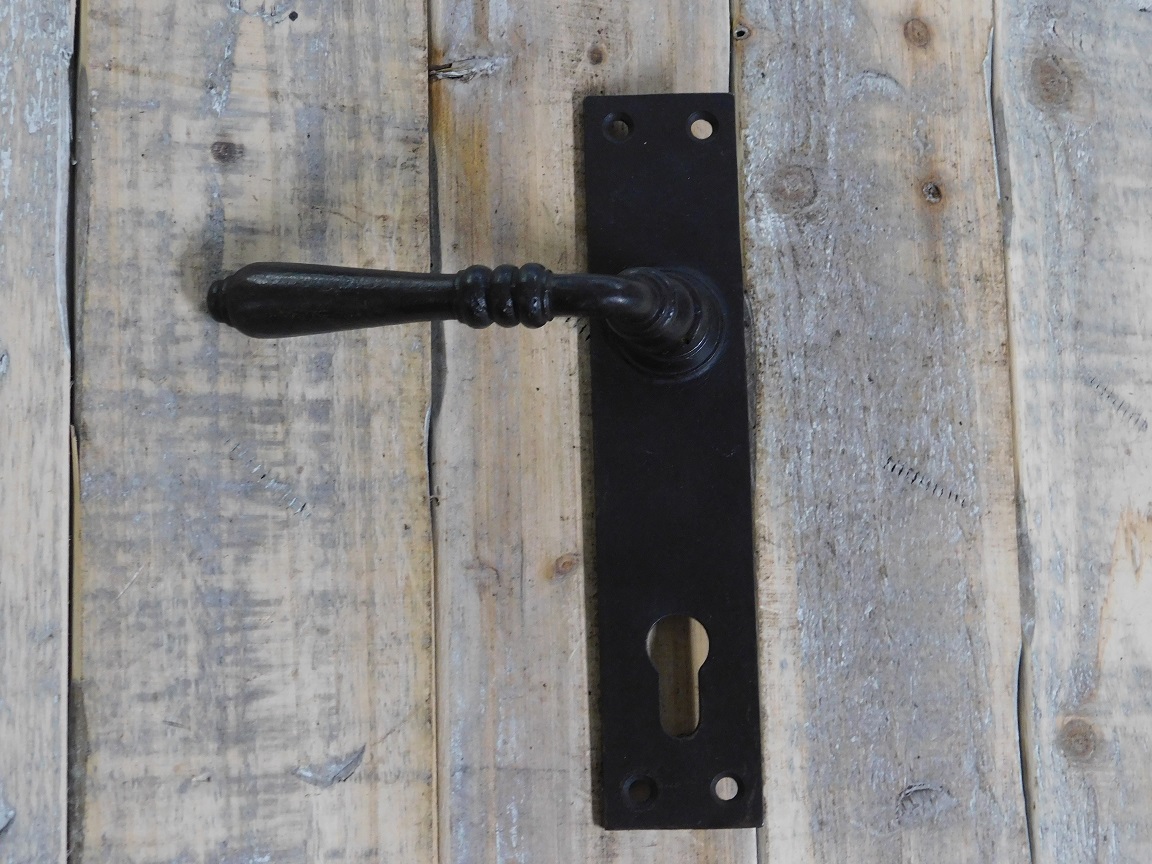 Set ijzeren deurbeslag, waaronder doorn 8 x 8 cm, 2 hang Kate met 2 lange tekenen Cavo, ijzer gewaxt buitendeur (PZ92)