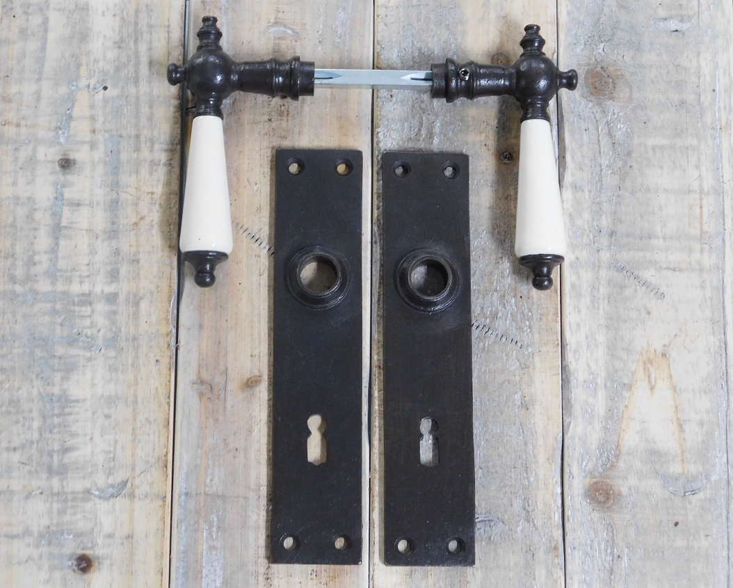 Set deurklinken + deurplaten voor binnendeur met porseleinen handgrepen, inclusief doorn 8x8cm, antiek ijzer