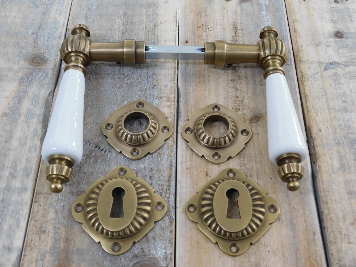 Set deurklinken, voor antieke deuren, met 2 rozetten en twee sleutelgat rozetten