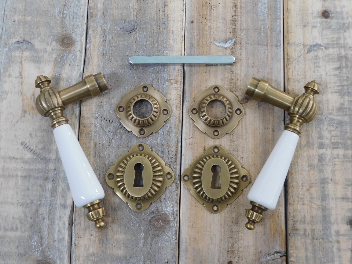 Set deurklinken, voor antieke deuren, met 2 rozetten en twee sleutelgat rozetten