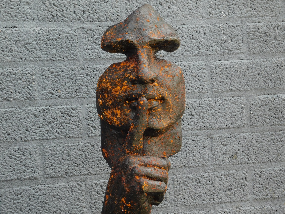 Een exclusief en bijzonder beeld van ''de fluisteraar'', polystein, sculptuur als decoratie