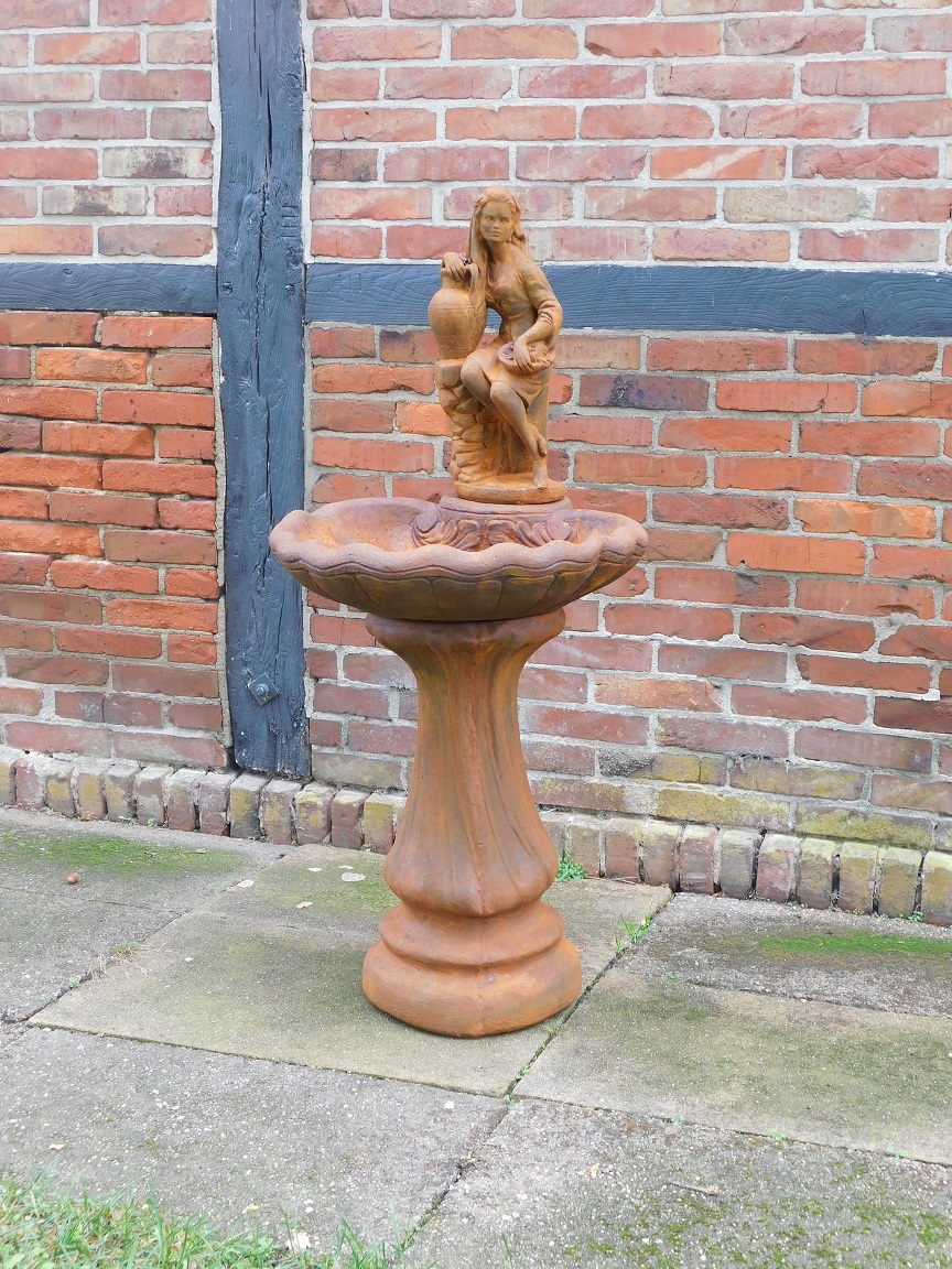 Eenmalig: Unieke fontein met vrouwelijk beeld - vol steen - oxide
