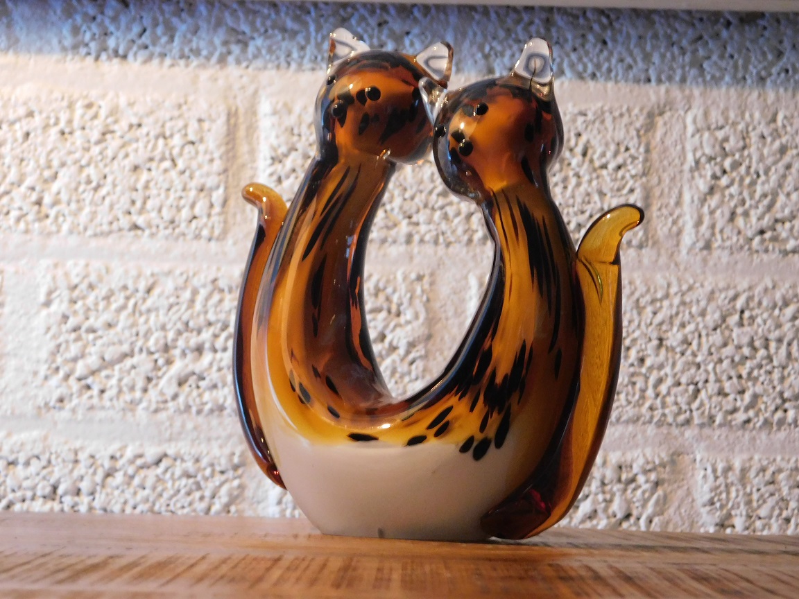 Glazen beeld van twee katten / poezen, in kleur
