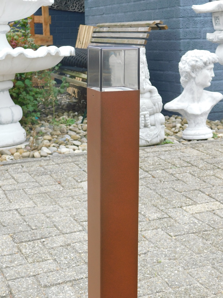 Zwarte / roestkleurige staande buitenlamp, lantaarn,  smoked glas, 90cm, aluminium.