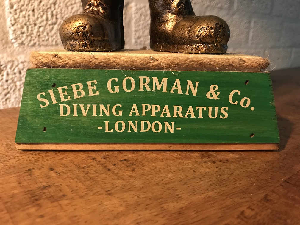 Duiker zoals vroeger, antieke duiker met duikhelm, gietijzer - Siebe Gorman