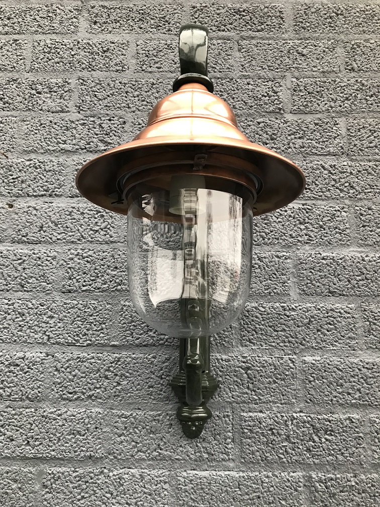 Nostalgische wandlamp Vera in de kleur groen, met een koperen kap