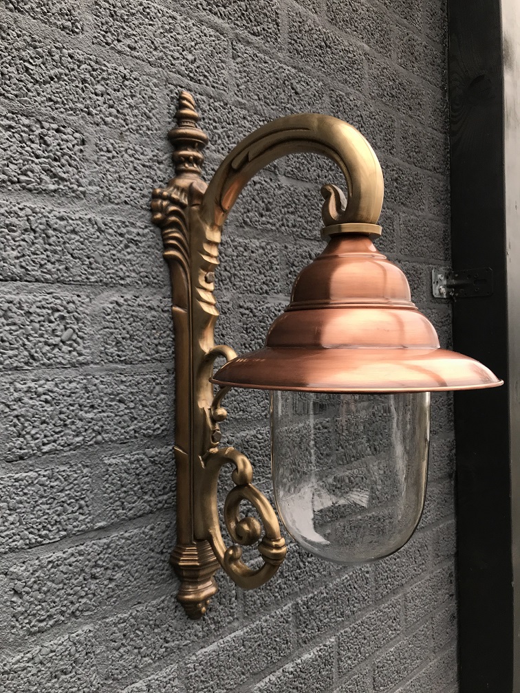 precedent draagbaar Kloppen Nostalgische wandlamp, tuinlamp, geheel messing gepatineerd, koper -  decohomeliving.com