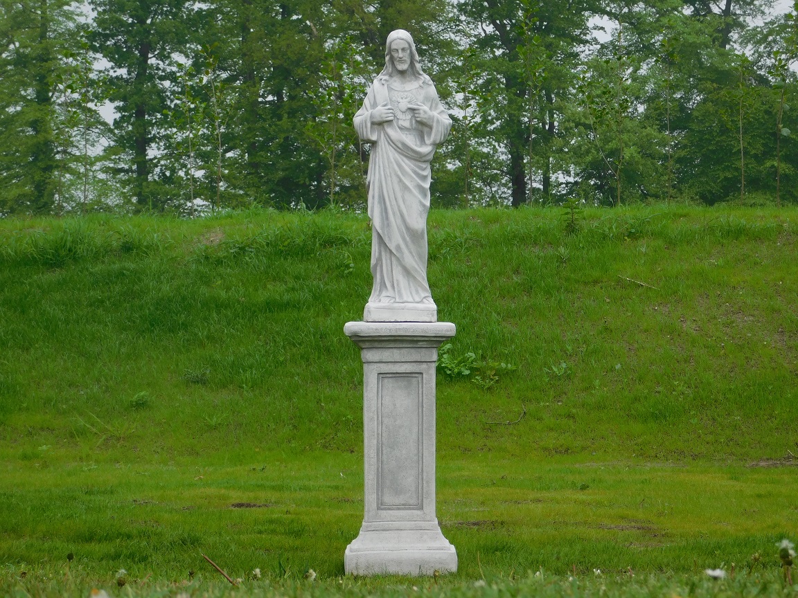 Herz-Jesu-Statue auf Sockel - massiver Stein