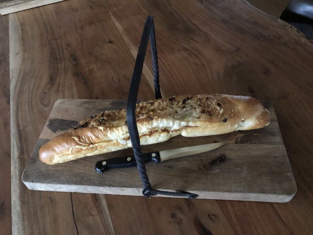 Snijplank met smeedijzeren beugel, Keukenbord, ontbijtplank, Worstplank houten brood plank .