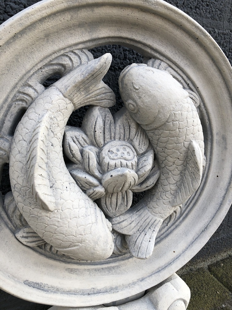 Koi Karpfen Teich Ornament, voll von Stein, schön am Rande des Wassers