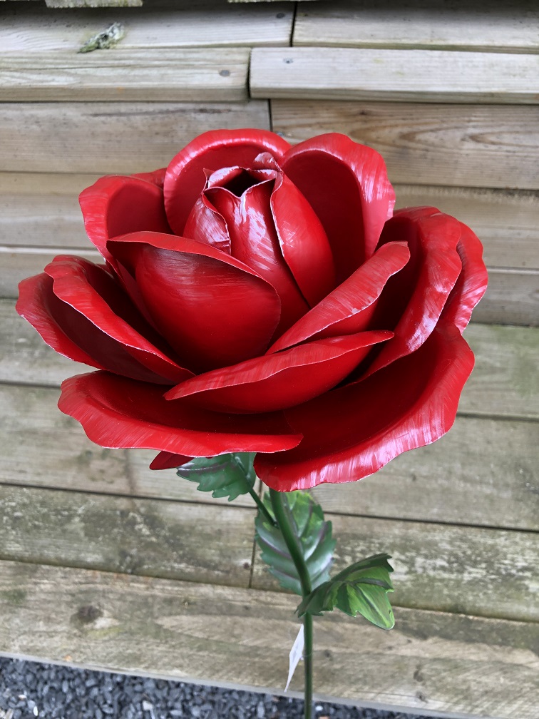 Diese große Rose ist ein Kunstwerk, das ganz aus Metall gefertigt ist.