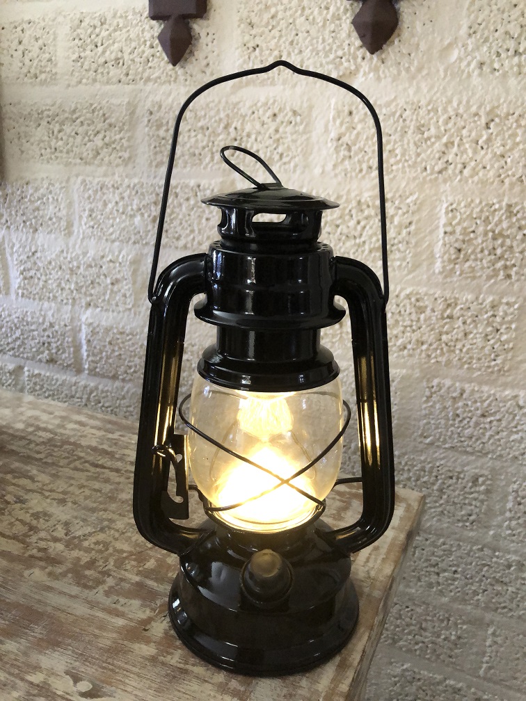 Eine antik aussehende Öl-Windlichtlampe aus schwarzem Metall mit LED-Beleuchtung