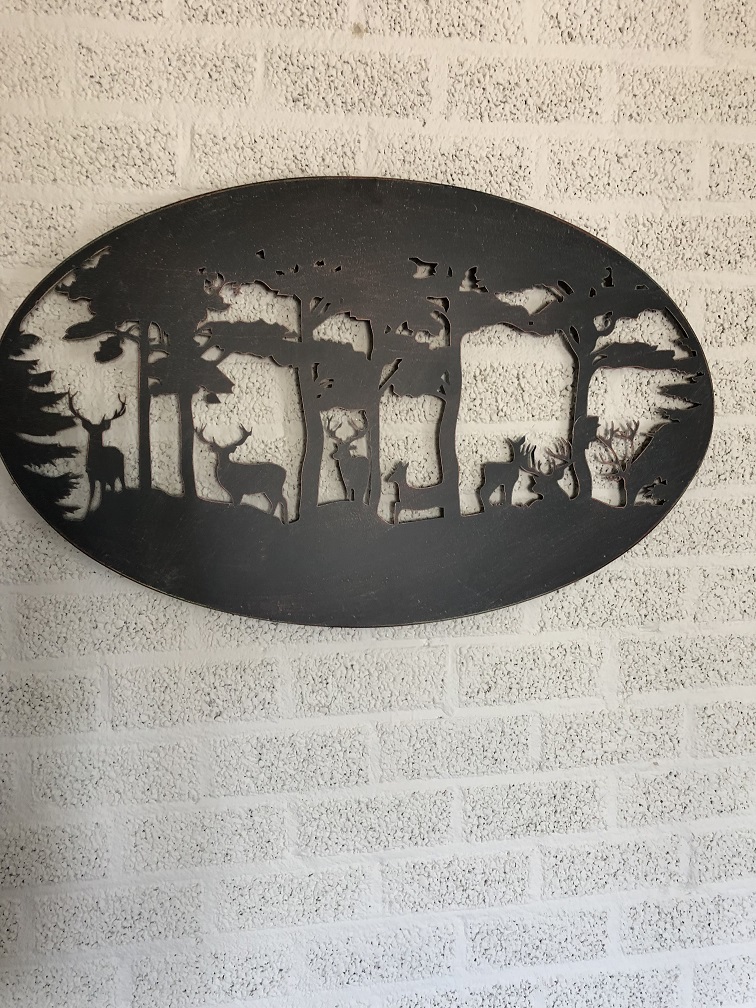 Wandornament, Wanddekoration Metall oval, Hirsch im Wald