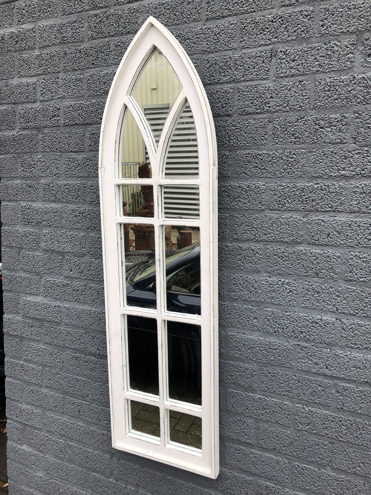 LAATSTE: Grote tuin- kerk raam spiegel, houten frame white wash,  heel fraai in vorm.