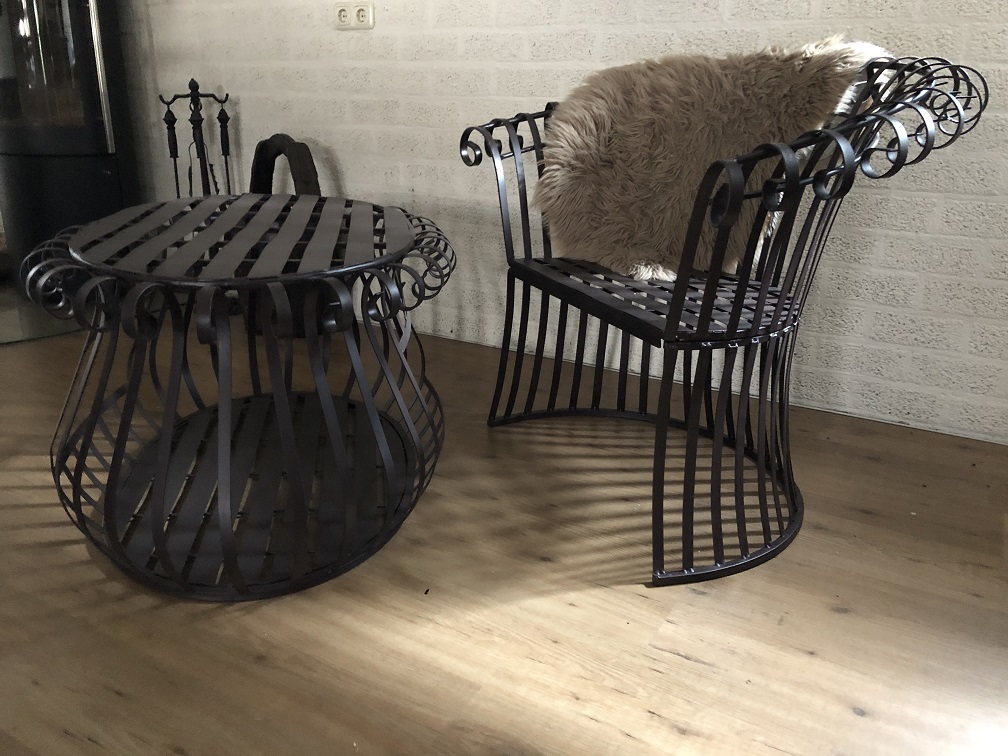 Schöner schwerer und solider Metalltisch mit Stuhl, dunkelbraun.