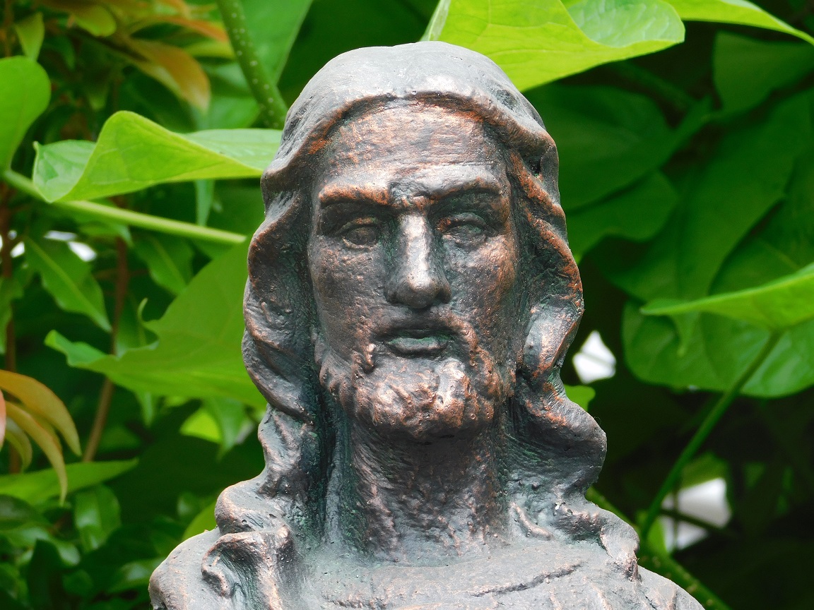 Impressief kerkelijk beeld van Jezus, vervaardigd uit polystone