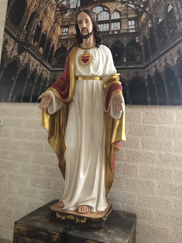 Prachtig beeld van Jezus in kleur, groot polystone beeld
