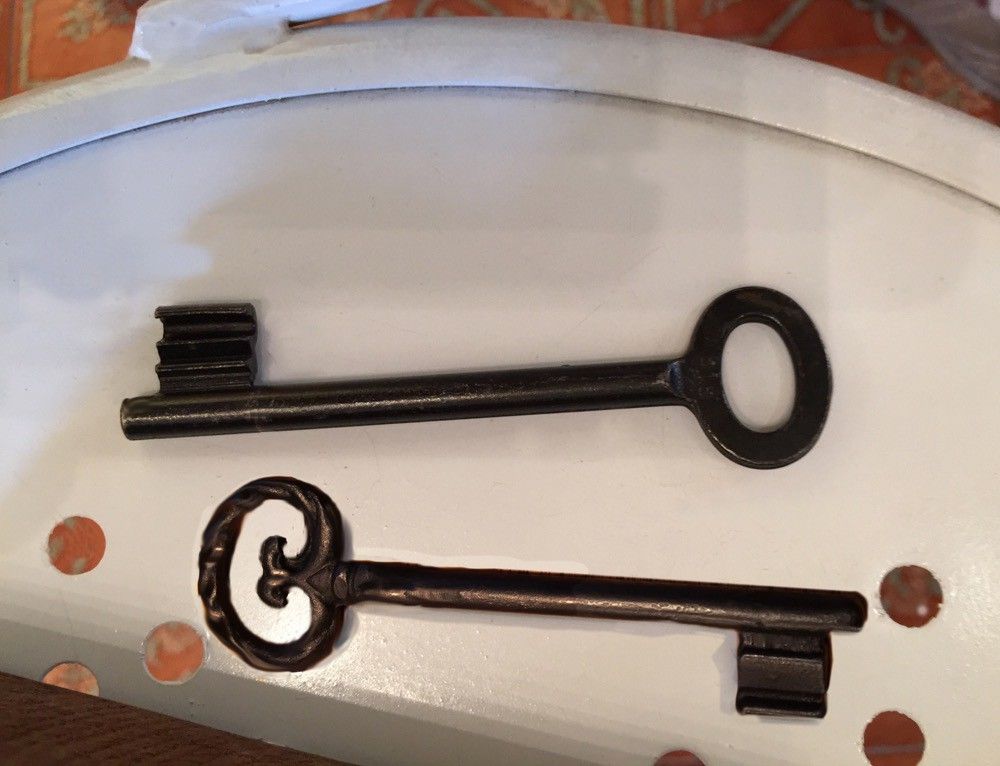 Kastenslot antiek ijzer, rechts doorn 60 slot + sleutel + ijzerslot retro.