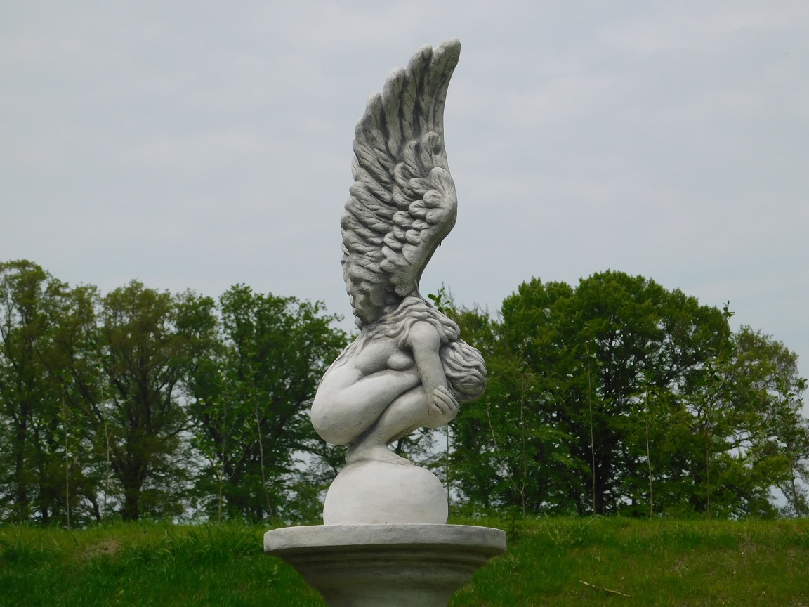 Kniender Engel mit erhobenen Flügeln - einschließlich Sockel - Vollstein
