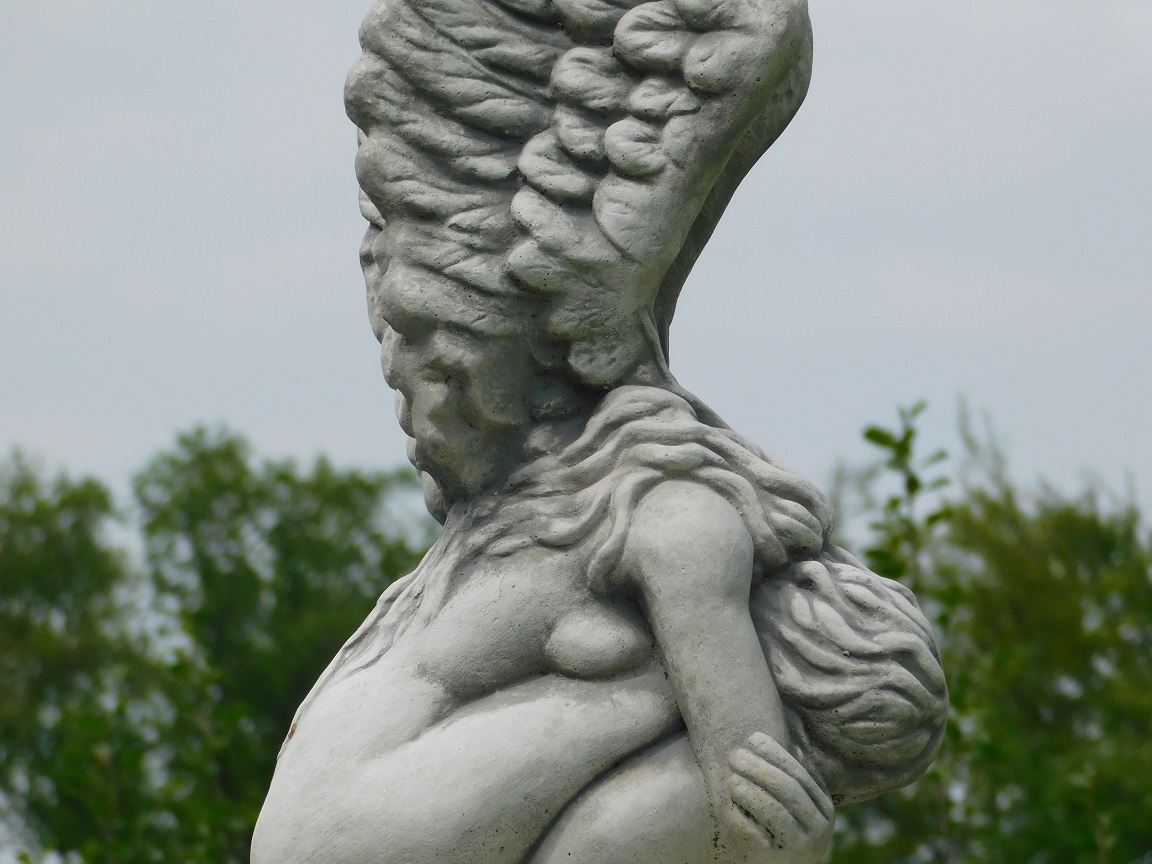 Knielende engel met vleugels omhoog - inclusief sokkel - vol steen