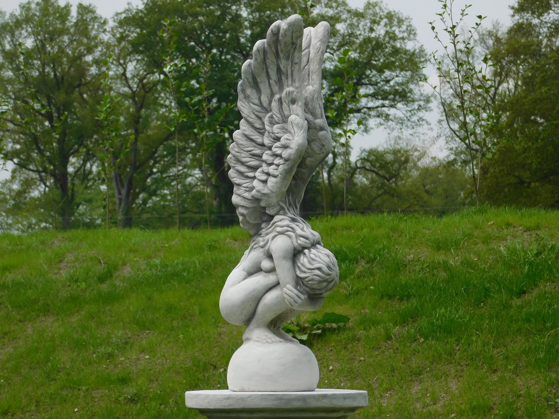 Kniender Engel mit erhobenen Flügeln - einschließlich Sockel - Vollstein
